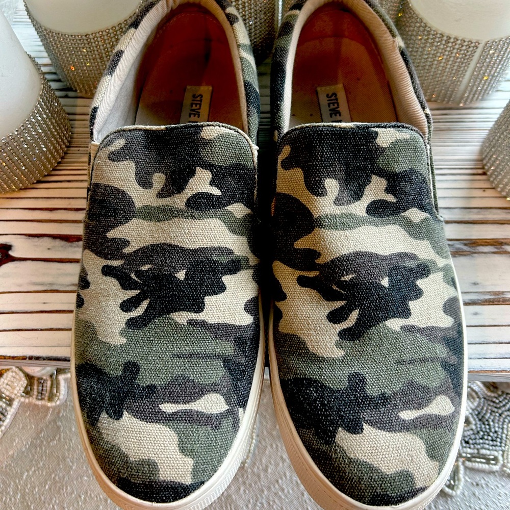 Steve Madden slip on Sneakers size 8